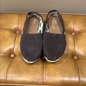 Brown Tom’s size 6